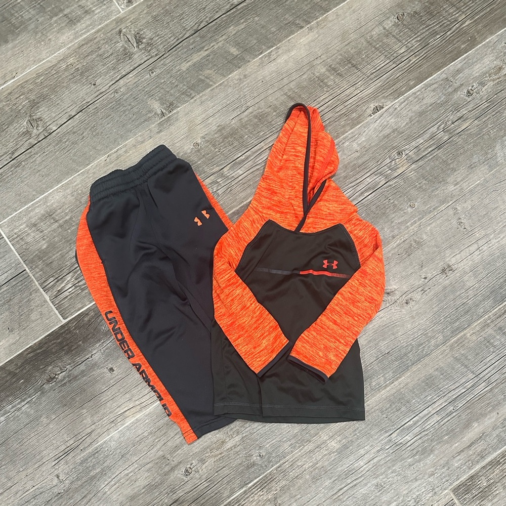 Under Armour Kids' dark grey and Orange Top and Bottoms